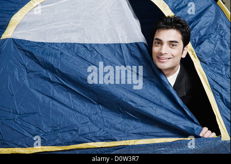 Geschäftsmann aus einem Zelt spähen Stockfoto