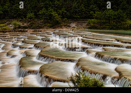 Diese einmaligen Schritt Wasserfälle befinden sich in der Yulong Mountain Range in der Nähe von Lijian, Yunnan, China. Stockfoto