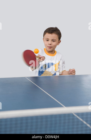 Junge Tischtennis spielen Stockfoto