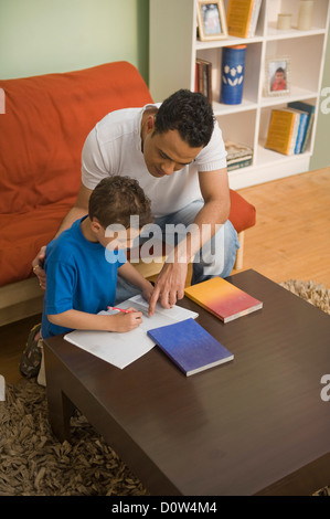 Mann seinen Sohn im Studium unterstützen Stockfoto