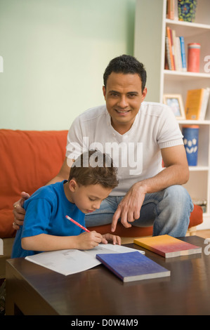 Mann seinen Sohn im Studium unterstützen Stockfoto