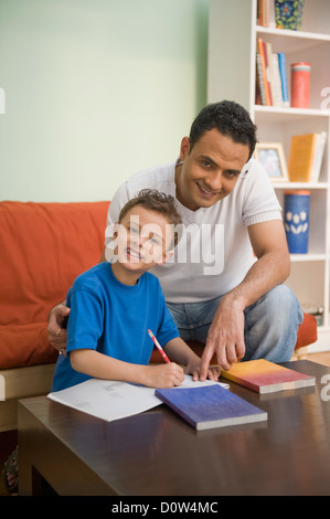 Mann seinen Sohn im Studium unterstützen Stockfoto