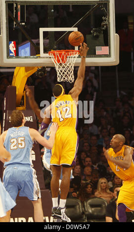 30. November 2012 - punktet Los Angeles, Kalifornien, USA - Dwight Howard #12 von den Los Angeles Lakers gegen die Denver Nuggets im Staples Center am 30. November 2012 in Los Angeles, Kalifornien. (Kredit-Bild: © Armando Arorizo/Prensa Internacional/ZUMAPRESS.com) Stockfoto