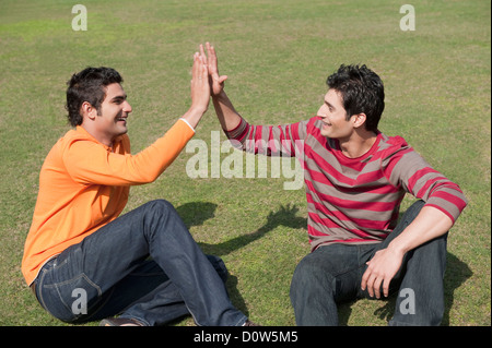 Freunde geben High-Five zueinander Stockfoto