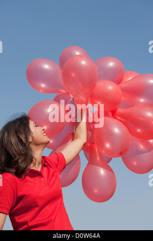 Frau hält Luftballons und genießen Stockfoto