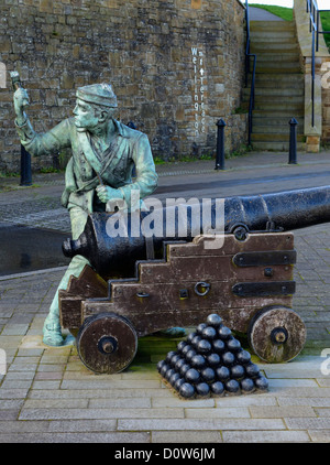 Statue von John Paul Jones Spick eine Canon. Der Hafen, Whitehaven, Cumbria, England, Vereinigtes Königreich, Europa. Stockfoto