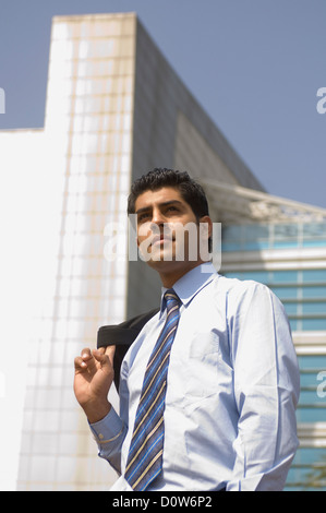 Geschäftsmann, steht man vor einem Bürogebäude, Gurgaon, Haryana, Indien Stockfoto