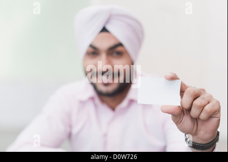 Geschäftsmann zeigt eine leere Visitenkarte Stockfoto