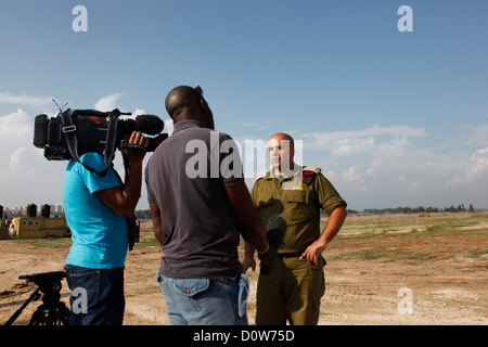 Ein ausländischer Journalist führt ein Interview mit Major Aryeh Schalikar, einem Sprecher der israelischen Armee in der Nähe der Grenze zu Gaza im Süden Israels Stockfoto