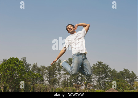 Niedrigen Winkel Blick eines Mannes springen Stockfoto