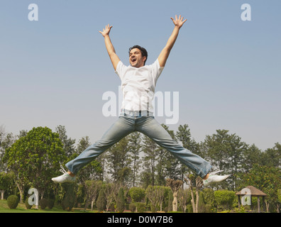 Niedrigen Winkel Blick eines Mannes springen Stockfoto