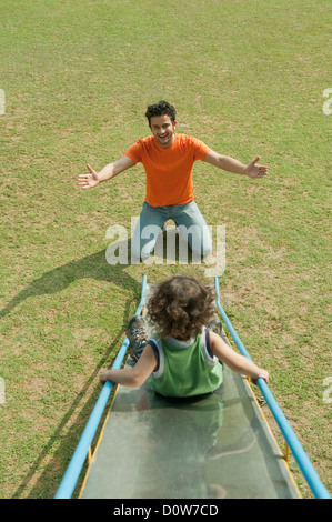 Mann spielt mit seinem Sohn in einem Garten Stockfoto