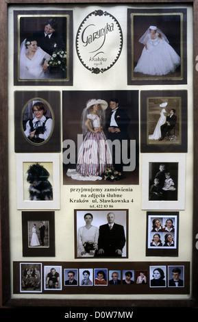 Fotos der polnischen Braut und des polnischen Bräutigams während der Fotografie vor der Hochzeit Die Sitzung wird in einem Geschäft vor einem Hochzeitsfotografen gezeigt Shop in Krakau Polen Stockfoto