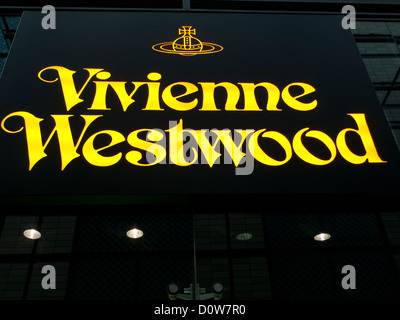 Vivienne Westwood Zeichen auf Retail shop shop in der Nacht in Cardiff Wales UK KATHY DEWITT Stockfoto