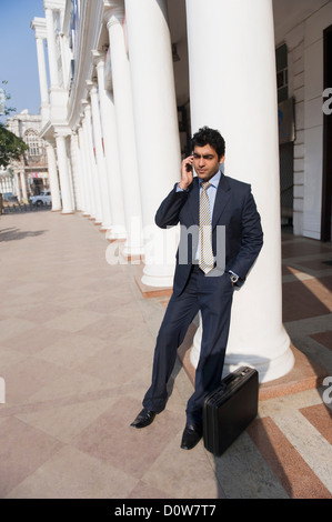 Unternehmer im Gespräch auf ein Mobiltelefon, Gurgaon, Haryana, Indien Stockfoto