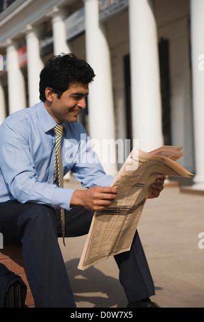 Geschäftsmann, lesen eine Zeitung, Gurgaon, Haryana, Indien Stockfoto