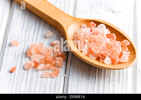 Rosa Himalaya-Salz in Holzlöffel Stockfoto