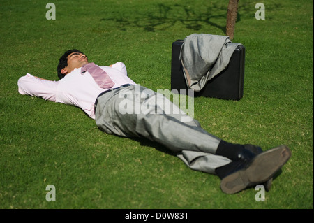 Geschäftsmann ruht in einem Park, Gurgaon, Haryana, Indien Stockfoto