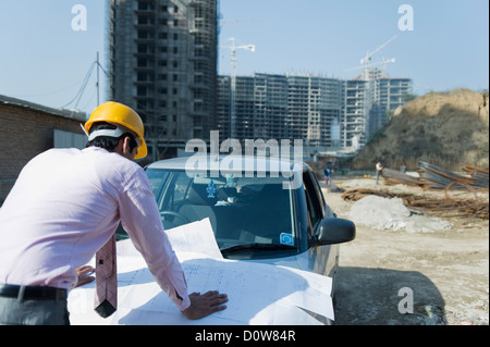 Architekt, Blick auf eine Blaupause auf einer Baustelle, Gurgaon, Haryana, Indien Stockfoto