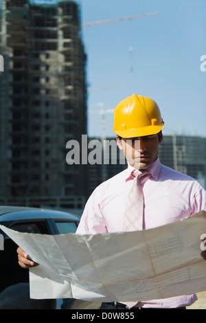 Architekt, Blick auf eine Blaupause auf einer Baustelle, Gurgaon, Haryana, Indien Stockfoto