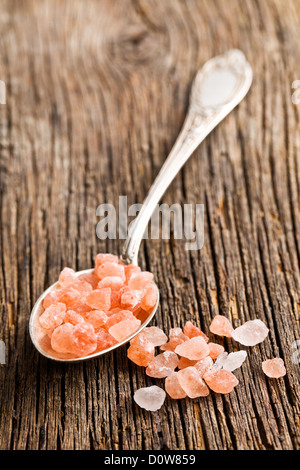 Rosa Himalaya-Salz in antike Löffel Stockfoto