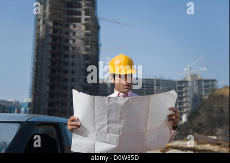 Architekt, Blick auf eine Blaupause auf einer Baustelle, Gurgaon, Haryana, Indien Stockfoto