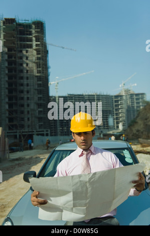 Architekt, Blick auf eine Blaupause auf einer Baustelle, Gurgaon, Haryana, Indien Stockfoto