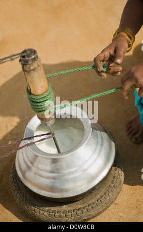 Frau, die Butter, Buttern, Farrukh Nagar, Gurgaon, Haryana, Indien Stockfoto