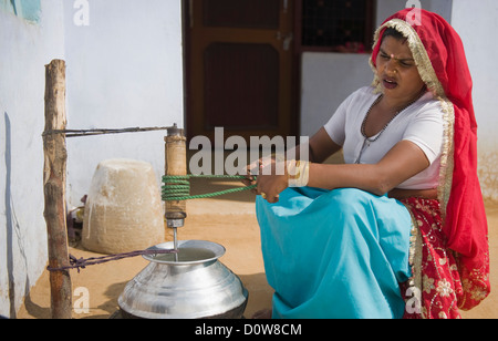 Frau, die Butter, Buttern, Farrukh Nagar, Gurgaon, Haryana, Indien Stockfoto