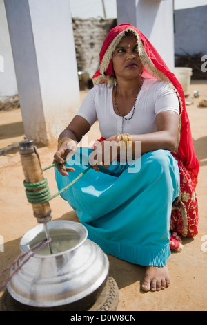 Frau, die Butter, Buttern, Farrukh Nagar, Gurgaon, Haryana, Indien Stockfoto