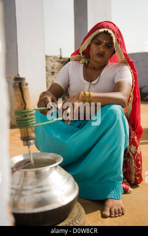 Frau, die Butter, Buttern, Farrukh Nagar, Gurgaon, Haryana, Indien Stockfoto