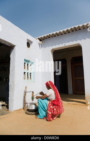 Frau, die Butter, Buttern, Farrukh Nagar, Gurgaon, Haryana, Indien Stockfoto