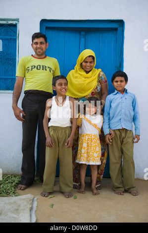 Familien stehen im Hof eines Hauses, Farrukh Nagar, Gurgaon, Haryana, Indien Stockfoto