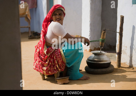 Frau, die Butter, Buttern, Farrukh Nagar, Gurgaon, Haryana, Indien Stockfoto