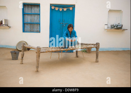 Teenager-Mädchen Beschuss grüne Erbsen, Farrukh Nagar, Gurgaon, Haryana, Indien Stockfoto