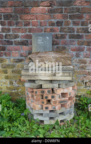 Nationalen Wildflower Center Gericht Hey Park in der Nähe von Liverpool, England. Ein Bienenstock aus Ziegeln gemacht namens "The Bee Hotel" Stockfoto