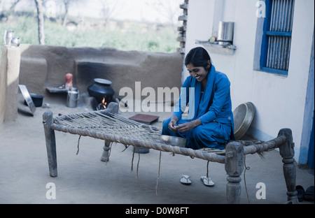 Teenager-Mädchen Beschuss grüne Erbsen, Farrukh Nagar, Gurgaon, Haryana, Indien Stockfoto