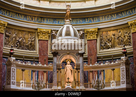 Hauptaltar mit St Istvan Statue in der St. Stephan Basilika in Budapest, Ungarn. Stockfoto