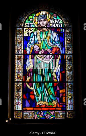 Saint Elizabeth auf Glasfenster in der St Stephen Basilica in Budapest, Ungarn. Stockfoto