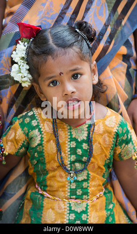 Lächelnd, glücklich indische Mutter und Tochter verkleidet. Andhra Pradesh, Indien Stockfoto