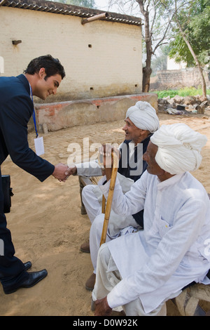 Finanzberater Händeschütteln mit einem Landwirt, Hasanpur, Haryana, Indien Stockfoto