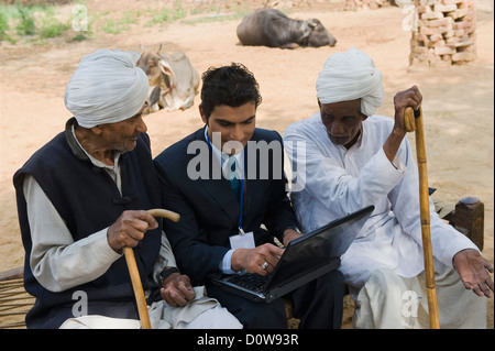 Finanzberater, die Erklärung an die Landwirte über Landwirtschaft Kredit, Hasanpur, Haryana, Indien Stockfoto