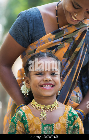 Lächelnd, glücklich indische Mutter und Tochter verkleidet. Andhra Pradesh, Indien Stockfoto
