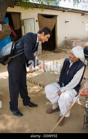 Finanzberater Händeschütteln mit einem Landwirt, Hasanpur, Haryana, Indien Stockfoto