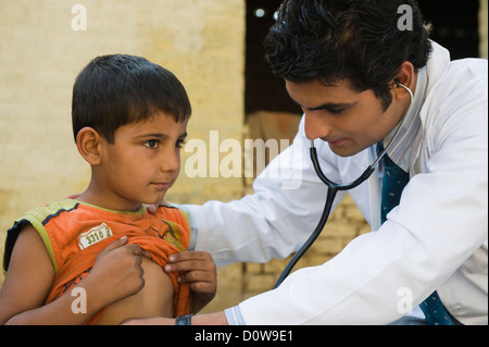 Arzt untersucht ein Junge mit einem Stethoskop, Hasanpur, Haryana, Indien Stockfoto