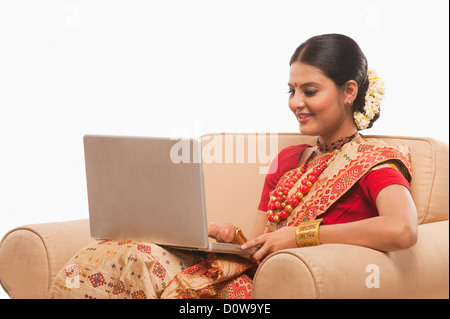 Frau mit einem Laptop in einem Sessel Stockfoto