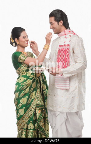 Paar Fütterung Prasad zueinander auf Bihu festival Stockfoto
