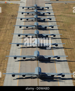 US-Luftwaffe KC-135 Stratotankers vorbereiten für den Start als Teil einer Elephant Walk 20. Januar 2012 in Tampa, Florida. Ein Elephant Walk ist ein historisches, eindeutig Luftwaffe Begriff, der beschreibt, die Nose-to-Tail, Einzeldatei-Taxi-Bewegungen des Flugzeugs gleichbedeutend mit der Nose-to-Tail-Trail der schwerfälligen Elefanten. Stockfoto