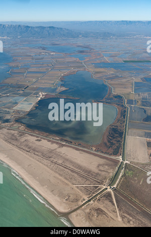 Luftaufnahme von La Tancada Lagune, Ebro-Delta, Natural Park, Amposta, Tarragona, Katalonien, Spanien Stockfoto