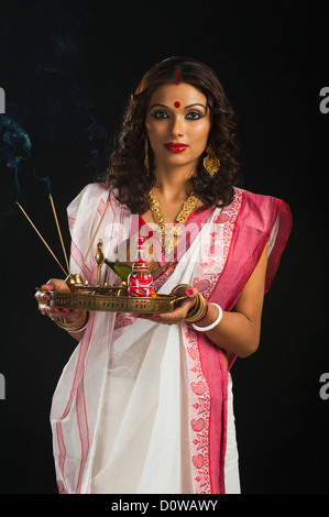 Bengali Frau hält ein Pooja thali Stockfoto